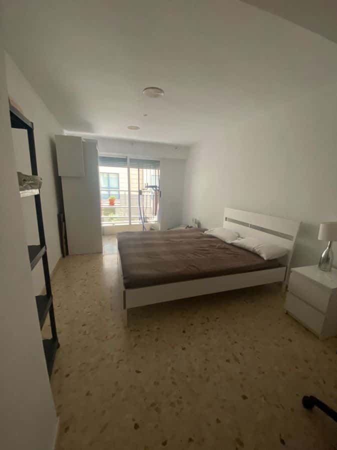 Habitación en piso de 5 habitaciones en El Pla Del Real