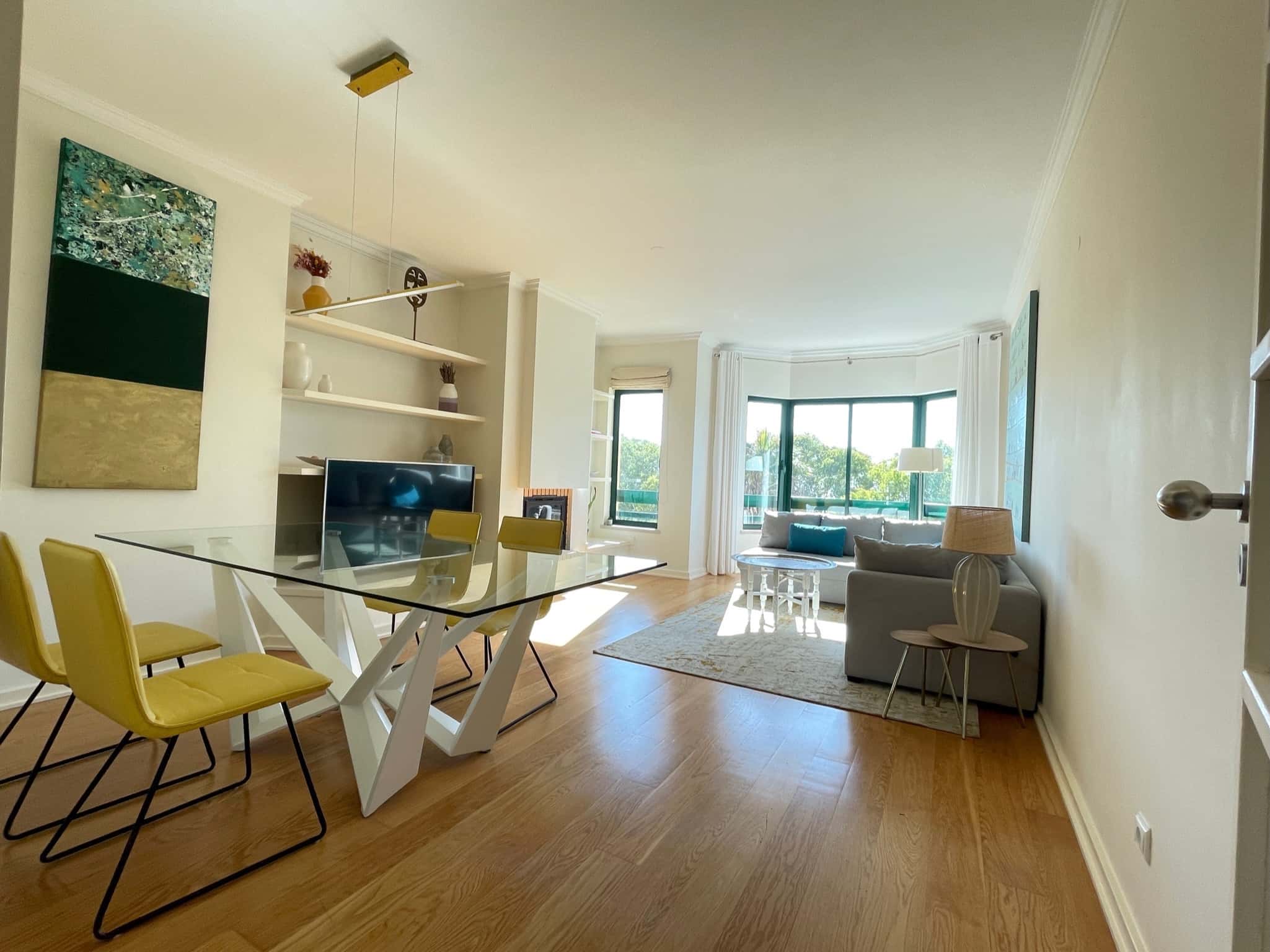 Bright 2-bed apartment between Lisbon and Cascais with 100 m²