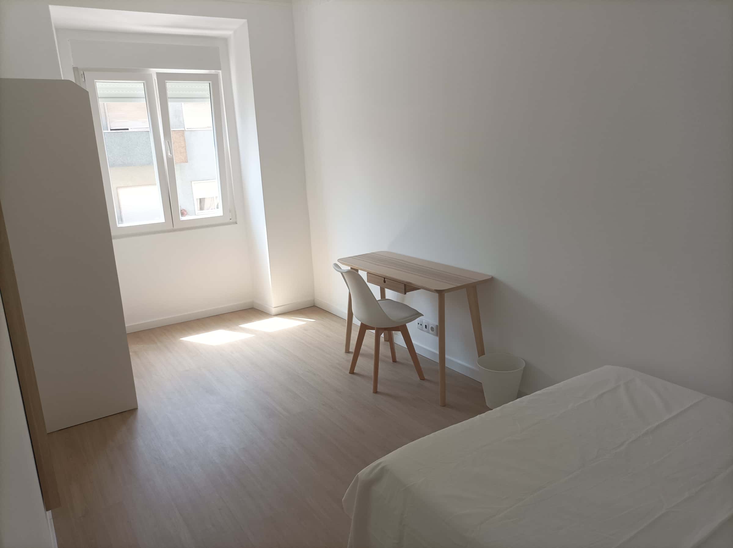 Bedroom in a 6-bedroom apartment in Arroios, Lisbon - Room 3