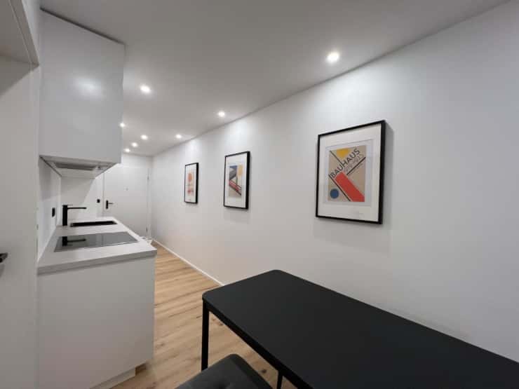 U-Bahn gleich nebenan - Großes Zimmer mit Balkon - Photo 3