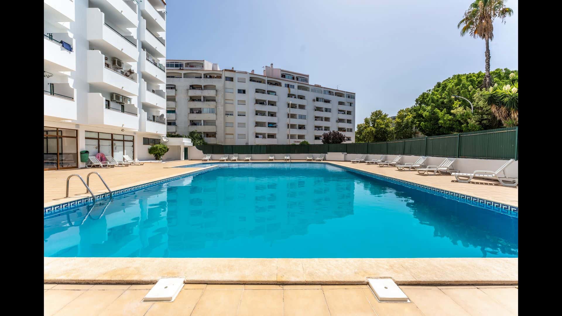 Modern 2 BDR Flat W/Balcony and Pool