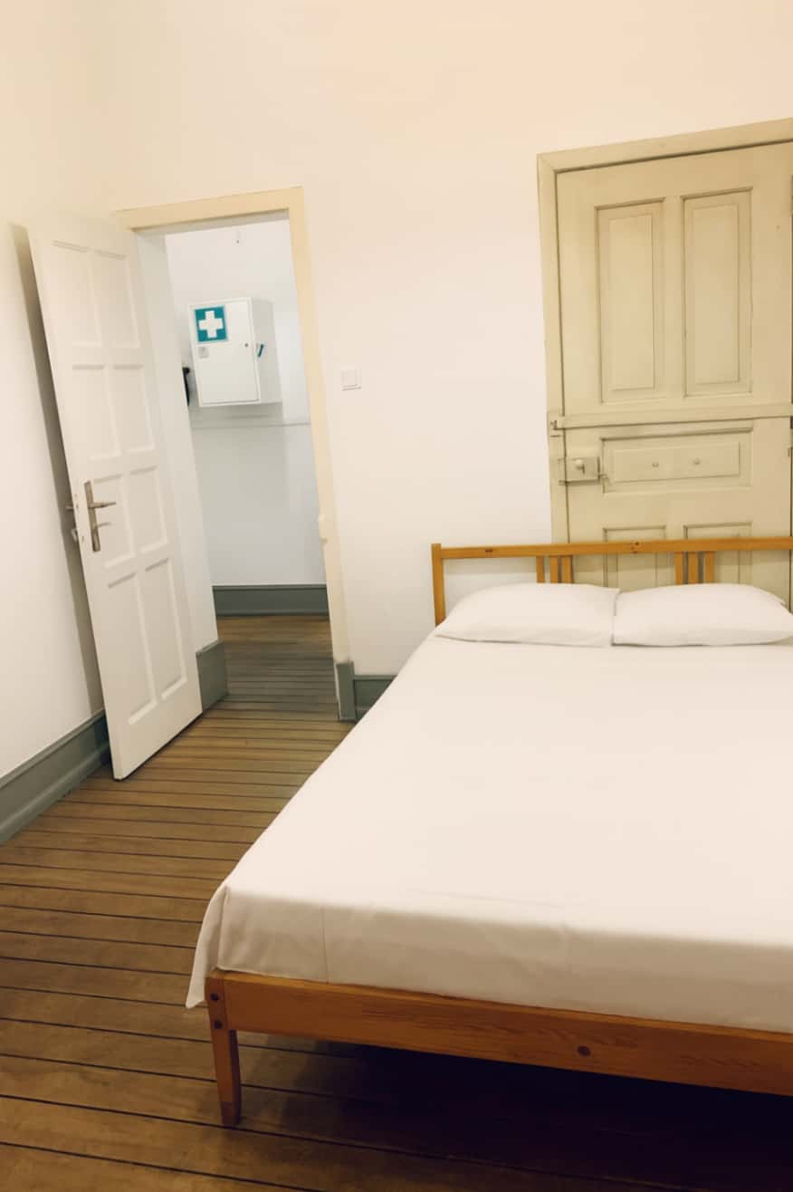 Quarto com cama de solteiro em apartamento com 6 quartos - FLAT C - C1