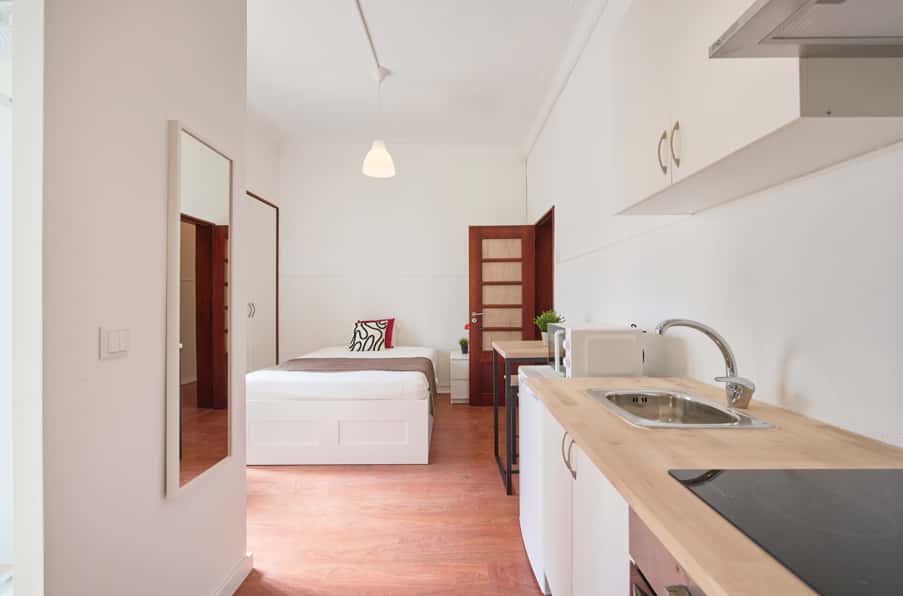 Private Studio in a Shared 11-Bedroom Apartment – Rua de Buenos Aires, Lisbon