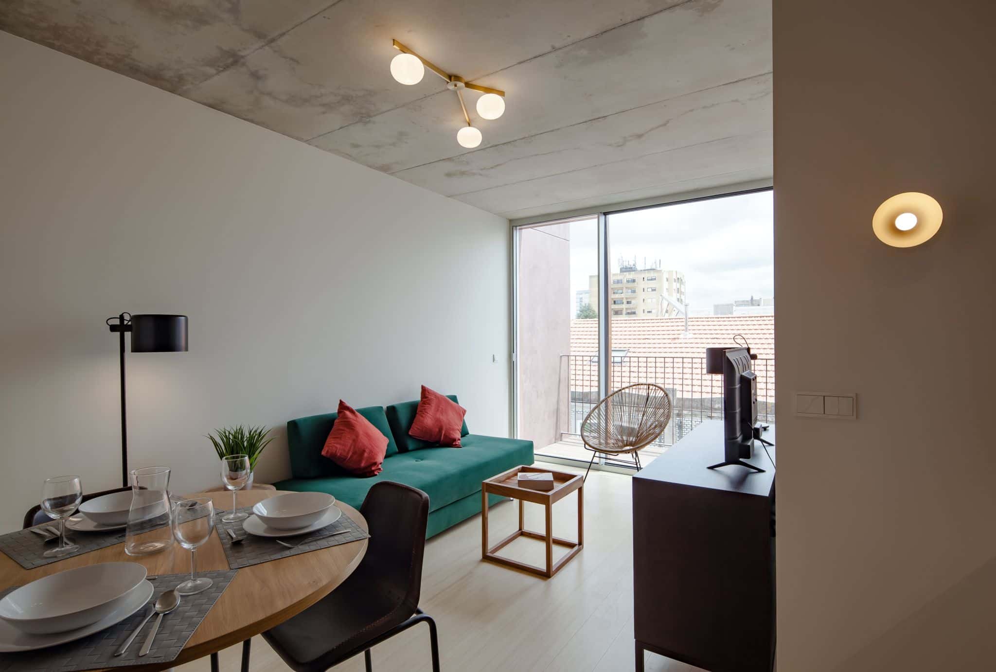 One Bedroom Apartment with balcony and Street View - Apartment 2
