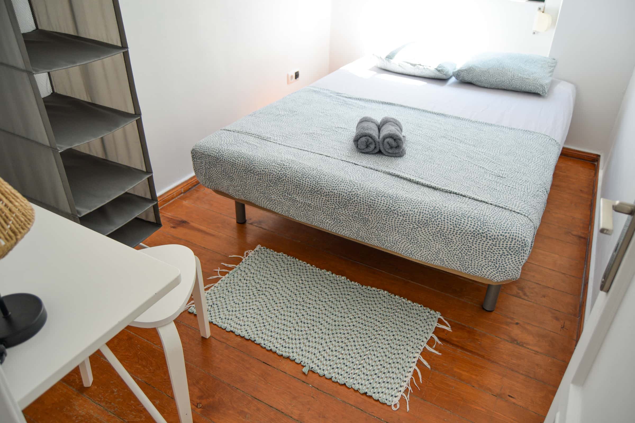 Room D in a 4-bedroom Apartment in Rua Palmira, Lisbon (Dec-Mar only)