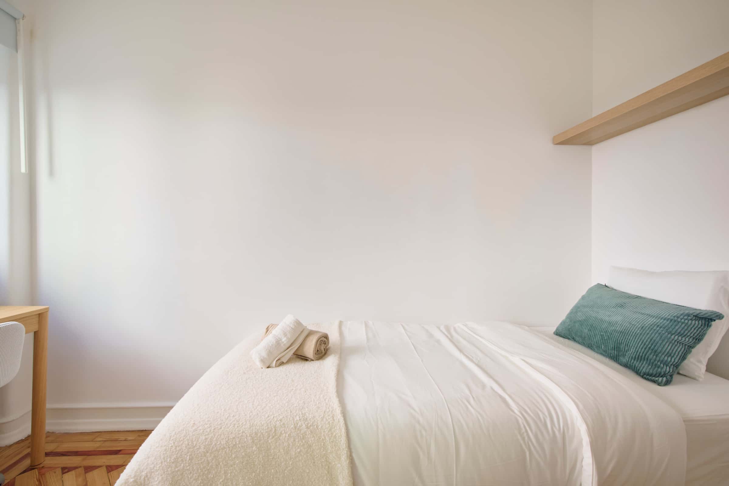 Room in a 4BDR apartment in Lisbon | Room 2