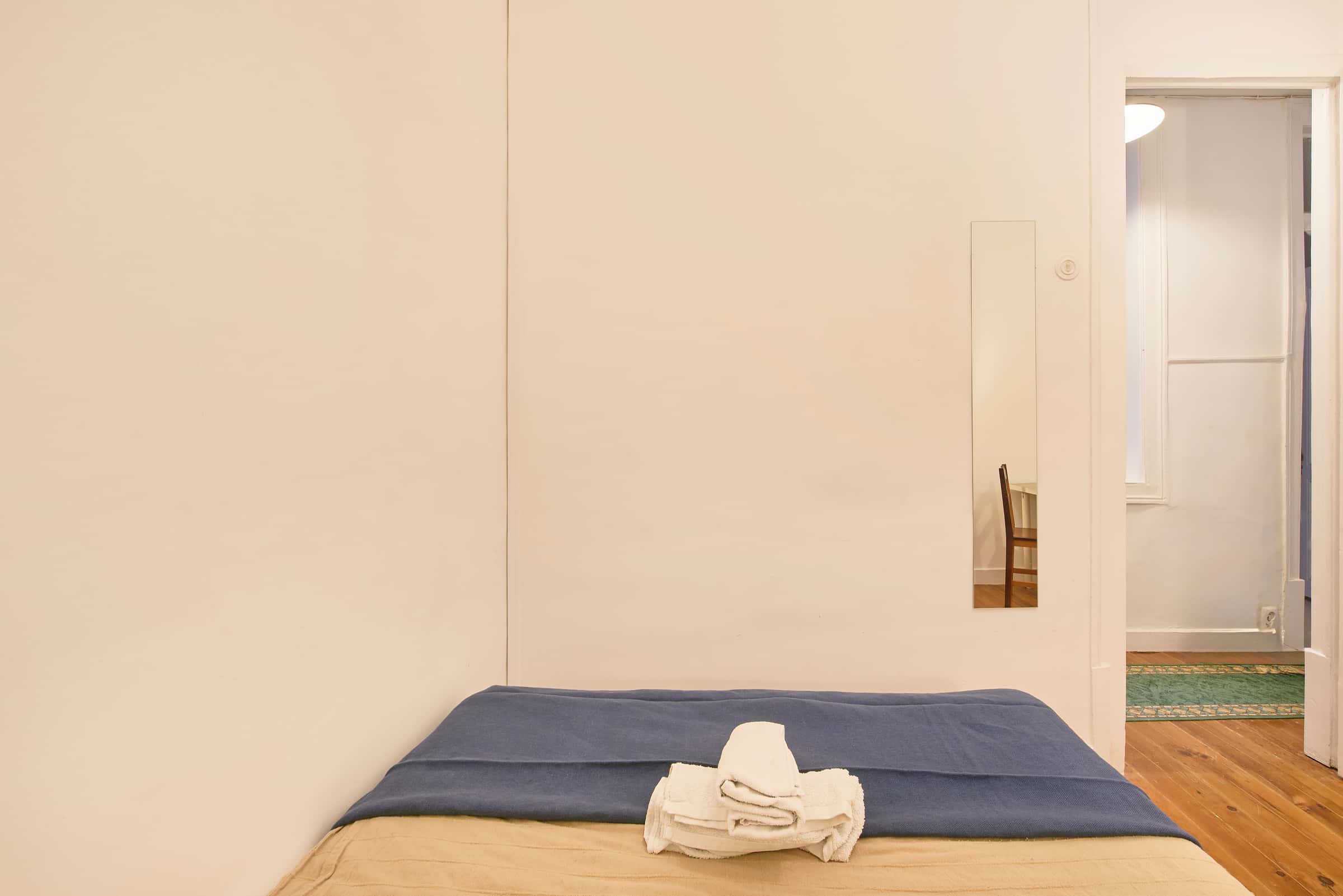 Room in a 7-bedroom apartment in Lisbon - Room 4