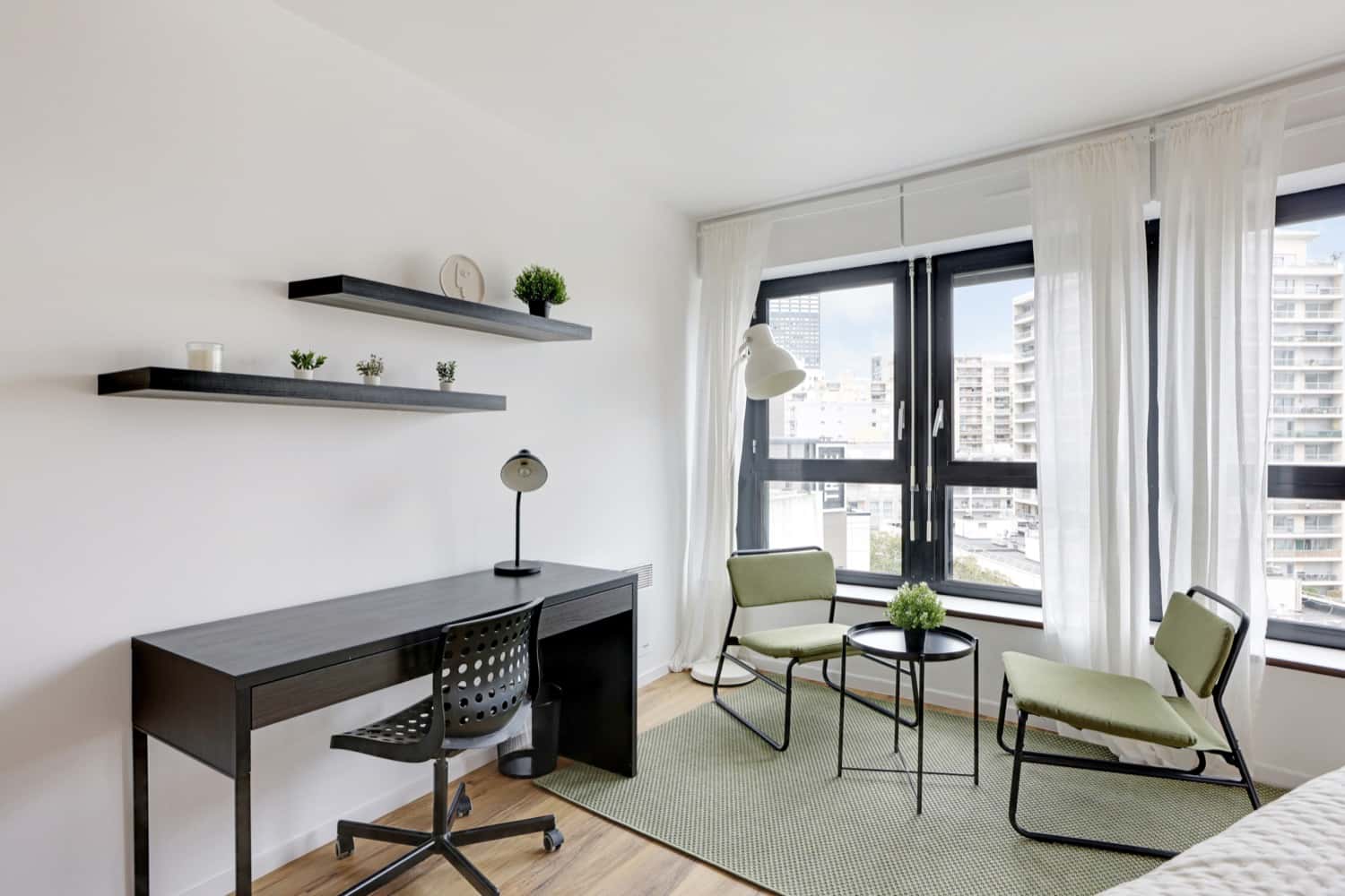 Move into this spacious 18 m² bedroom