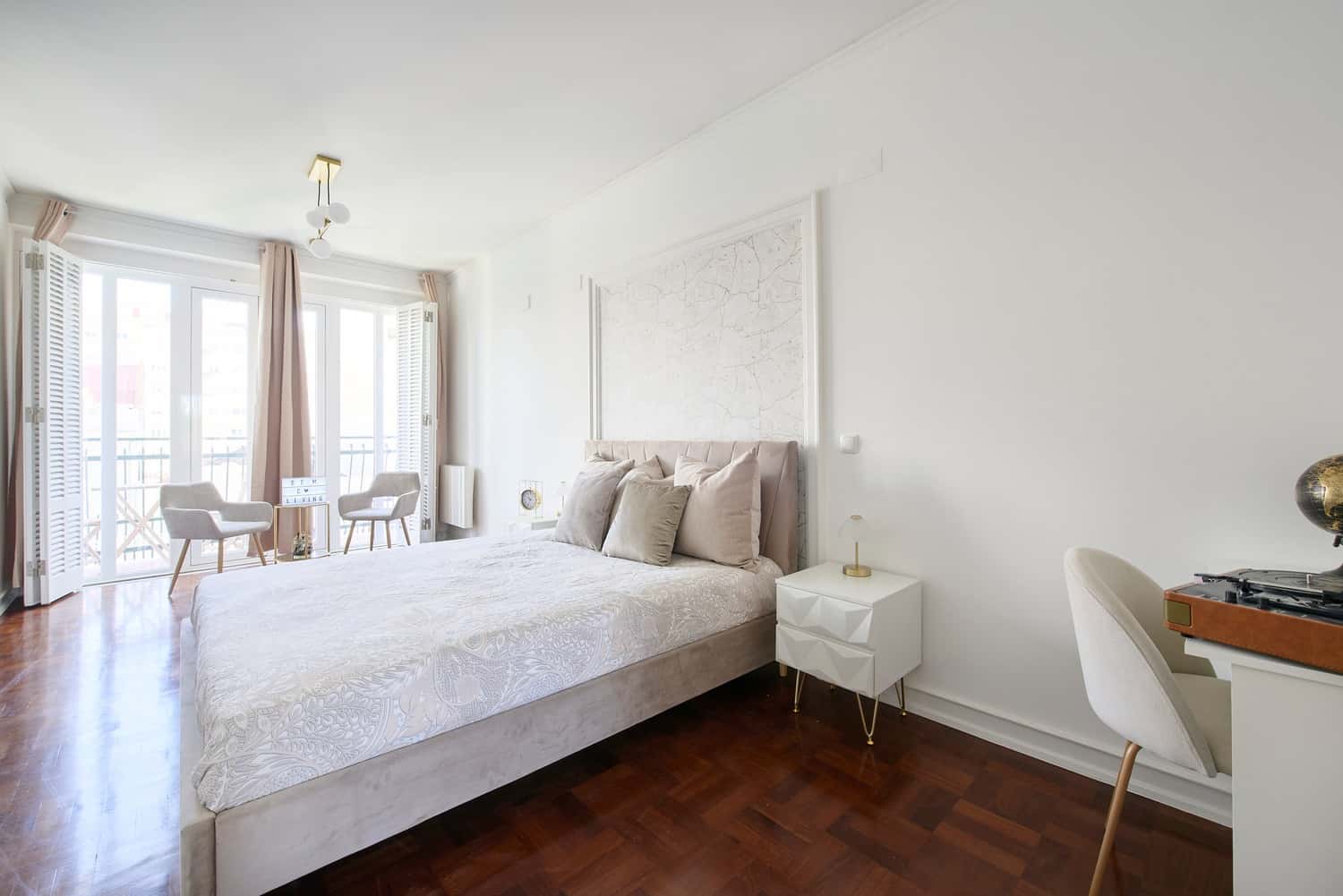 Room 7 - 61. Av. Barbosa du Bocage 52 3