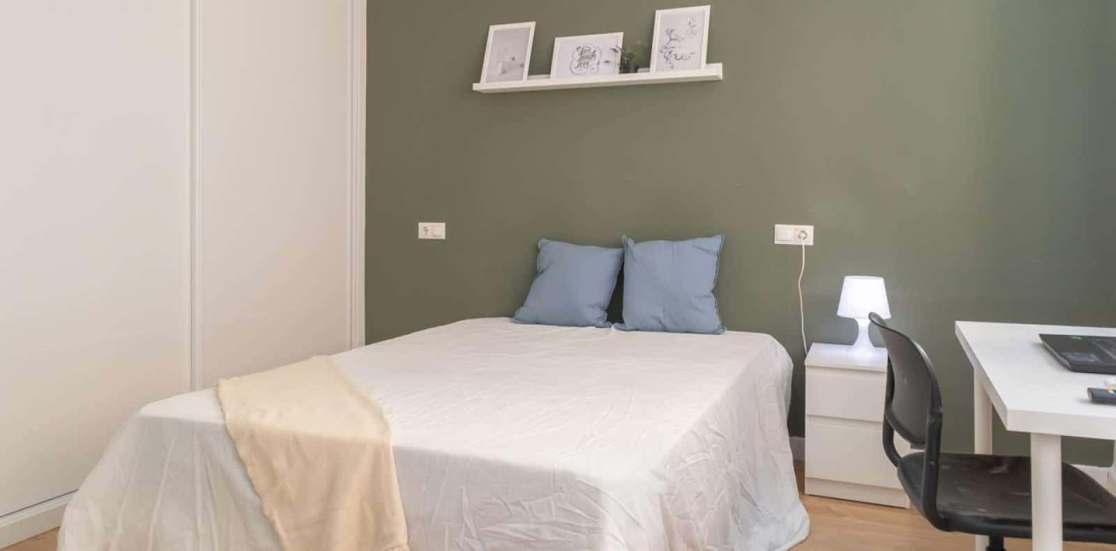 Double bed in Rooms for rent in 4-bedroom apartment in Arganzuela