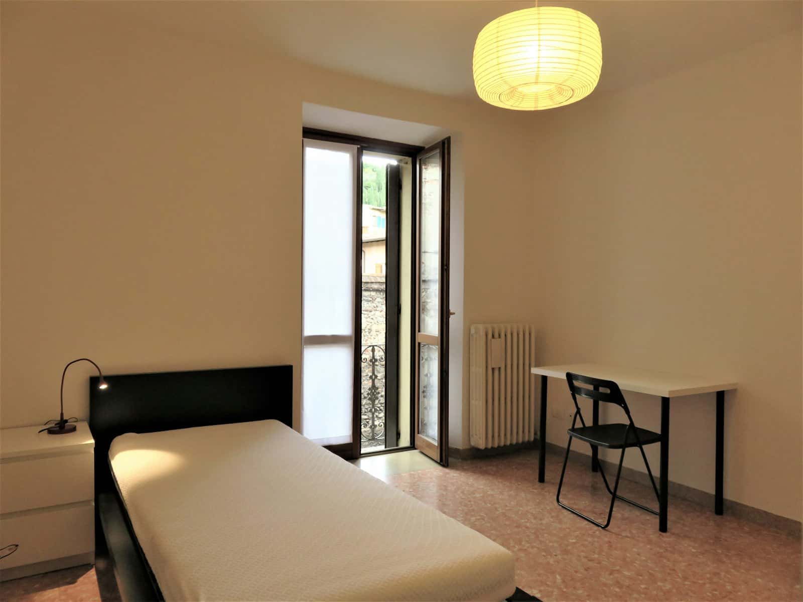 Stanza in Via Santa Chiara, Verona di 61 m² con 3 camere