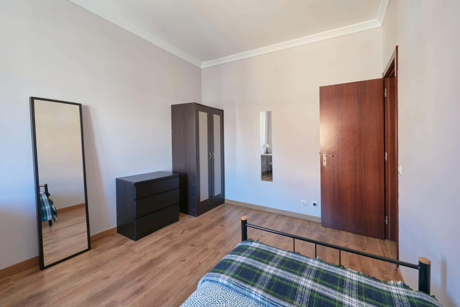 Bedroom in a 6-bedroom apartment in Lisbon - Room 2