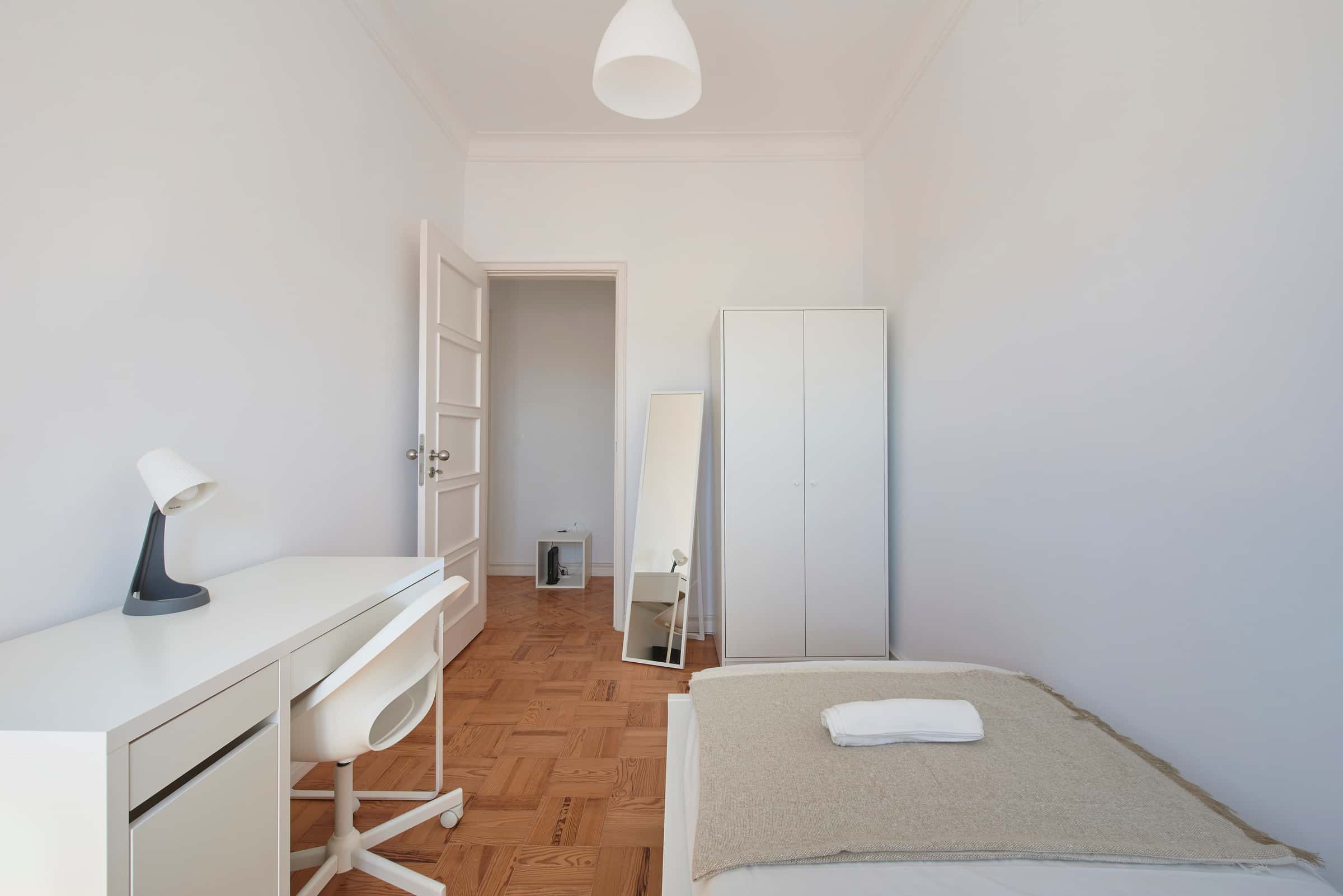 Bedroom with private bathroom in a 9-Bedroom Apartment in Rua Jorge Ferreira de Vasconcelos, Lisbon - Room 5