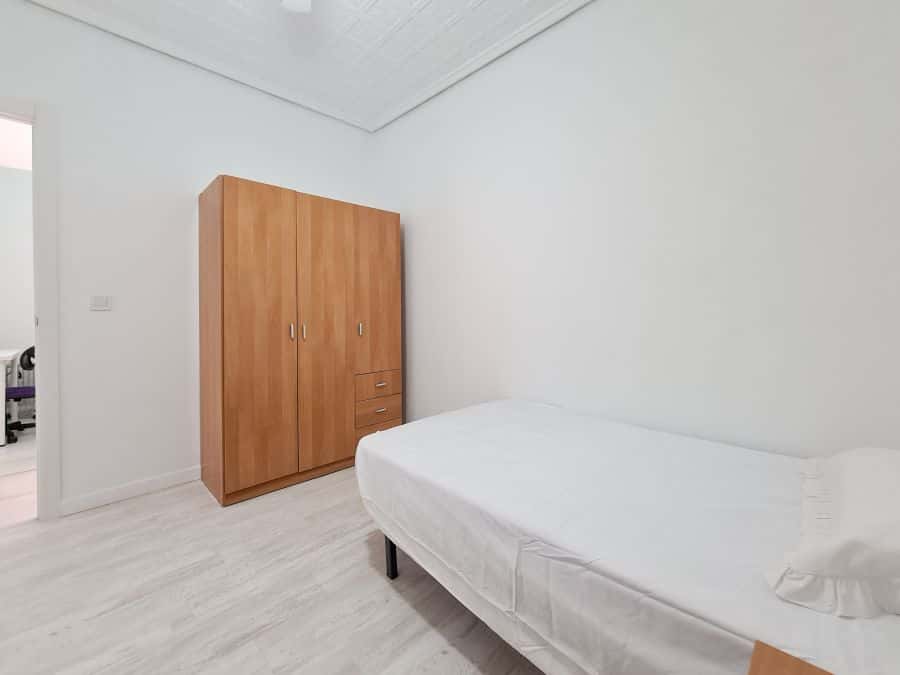 Habitación en piso de 5 habitaciones en Camins Al Grau
