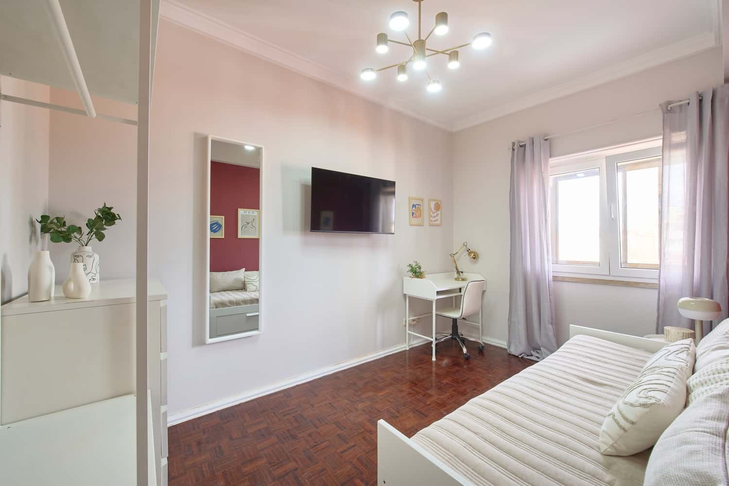 Room 4 - 81. Alameda Afonso Henriques 66 8E