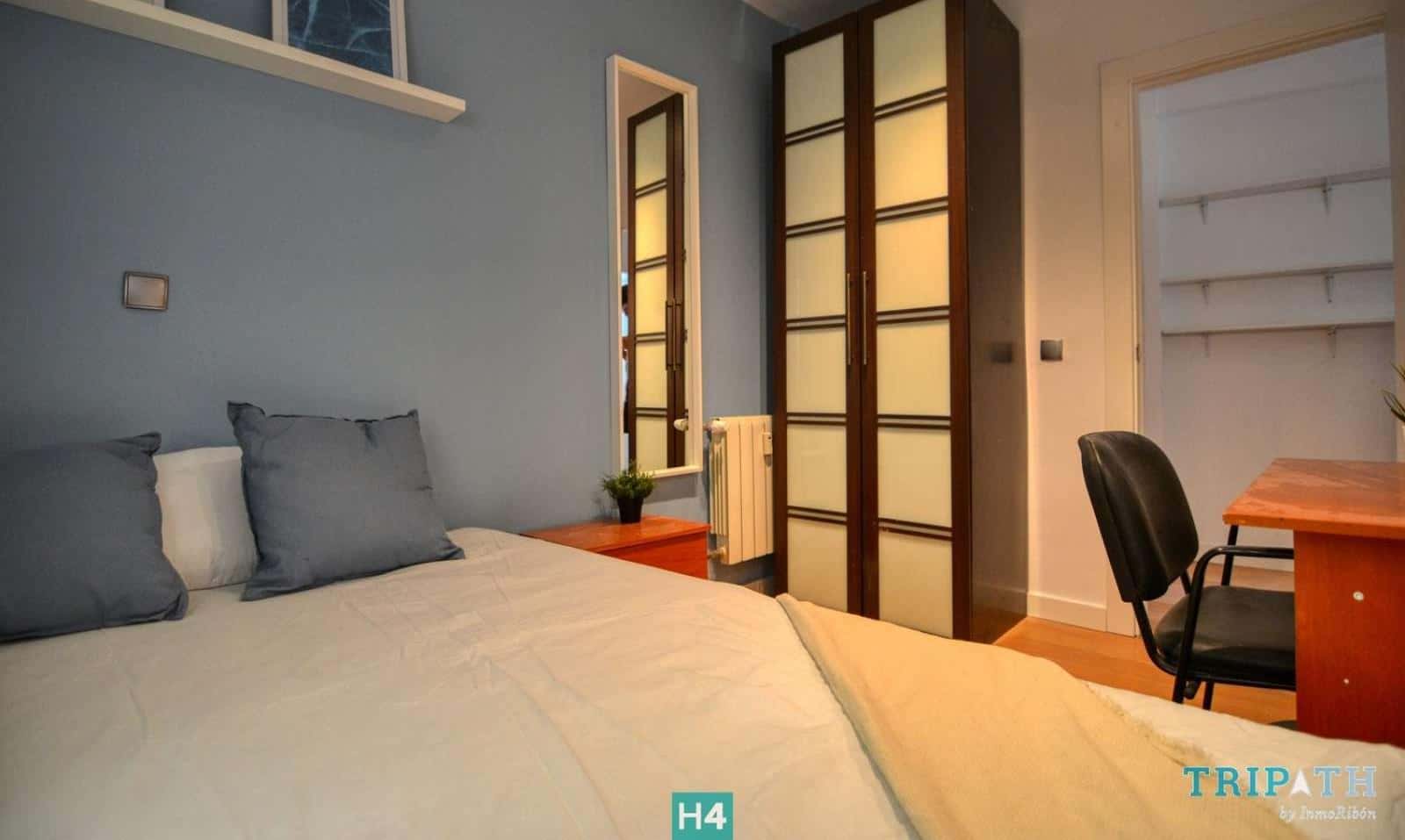 Double bed in Shared apartment in Madrid