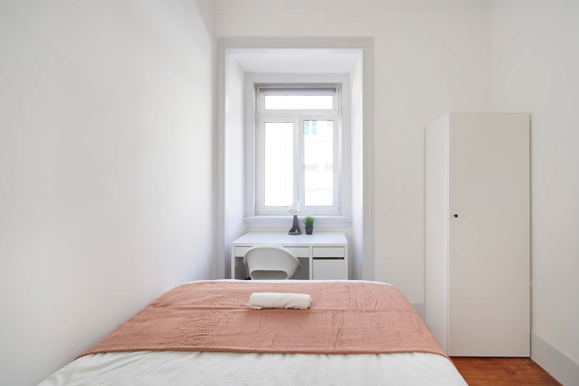 Bedroom in a 8-Bedroom Apartment in Rua Chaby Pinheiro, Lisbon - Room 2