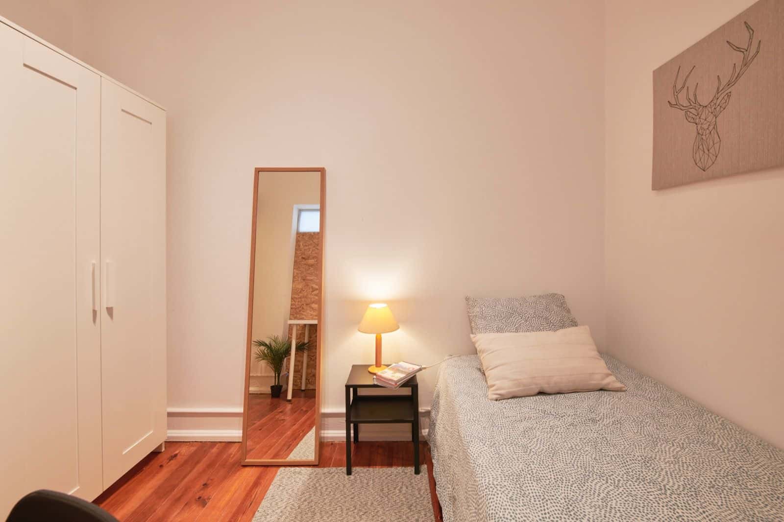 Bedroom in a 6-bedroom apartment in Lisbon - Room 3