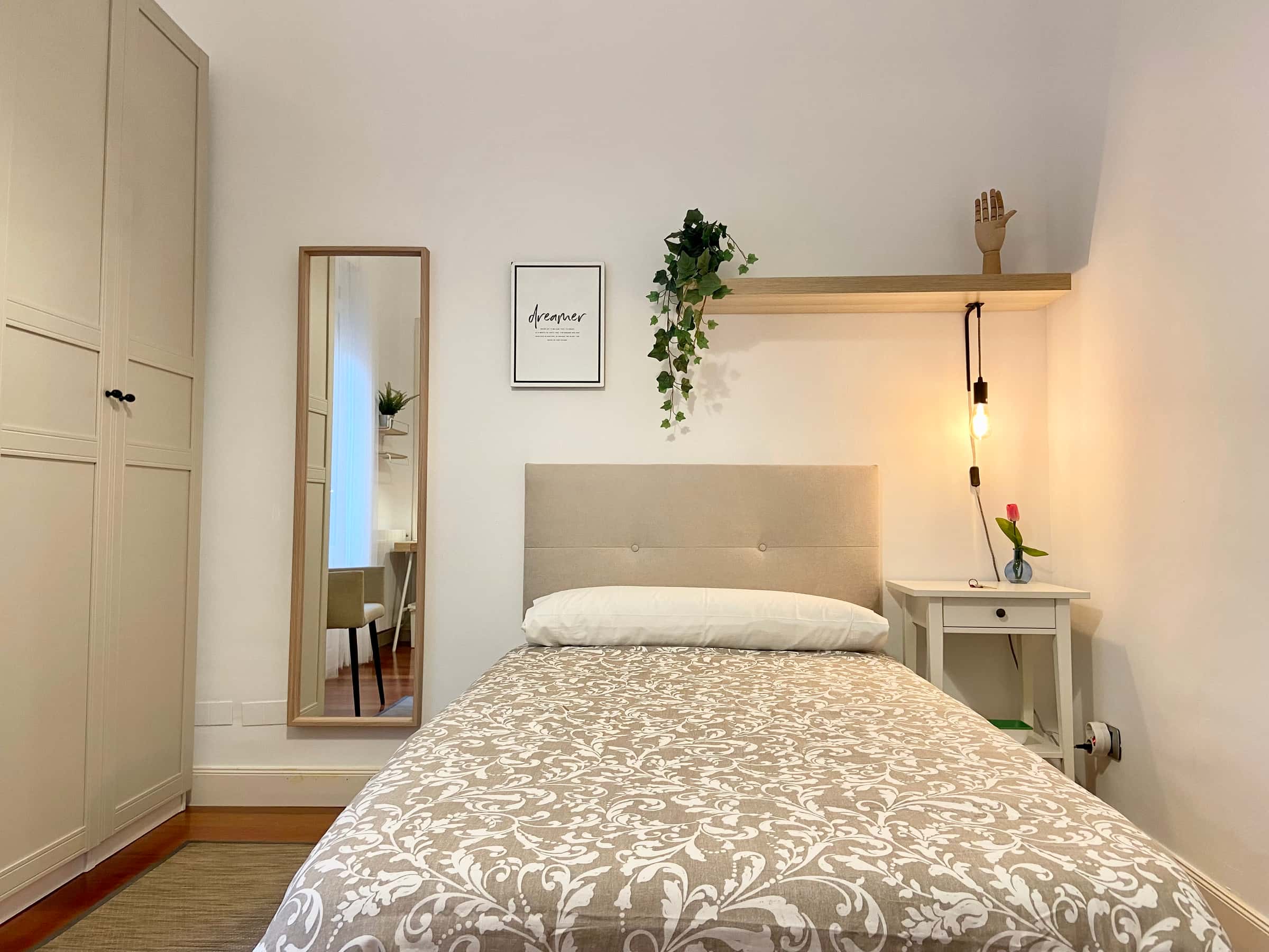 Amplia habitación luminosa. Elcano 1.