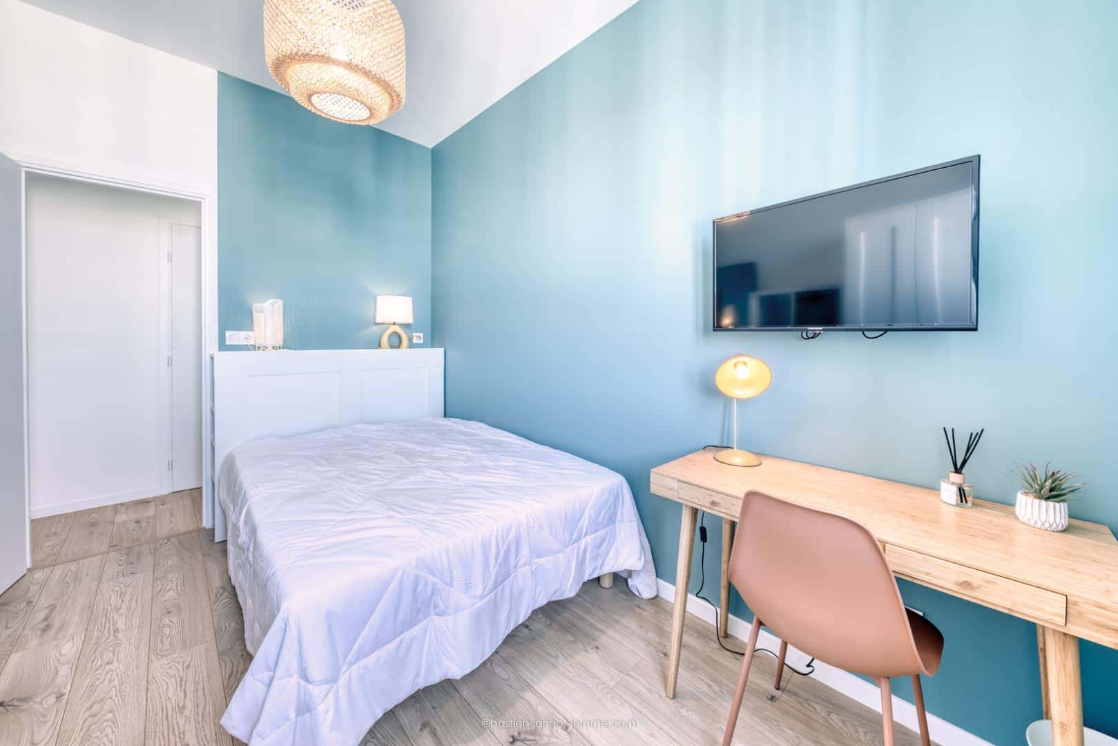 Chambre 2 - CHATEAUNEUF F