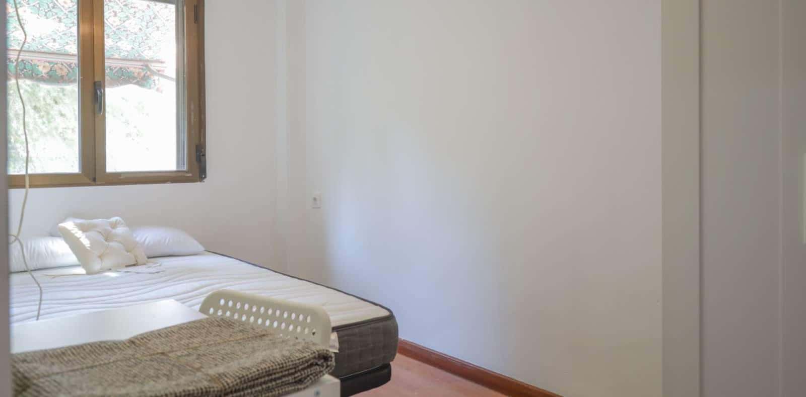 Double bed in Rooms for rent in 5-bedroom apartment in La Elipa