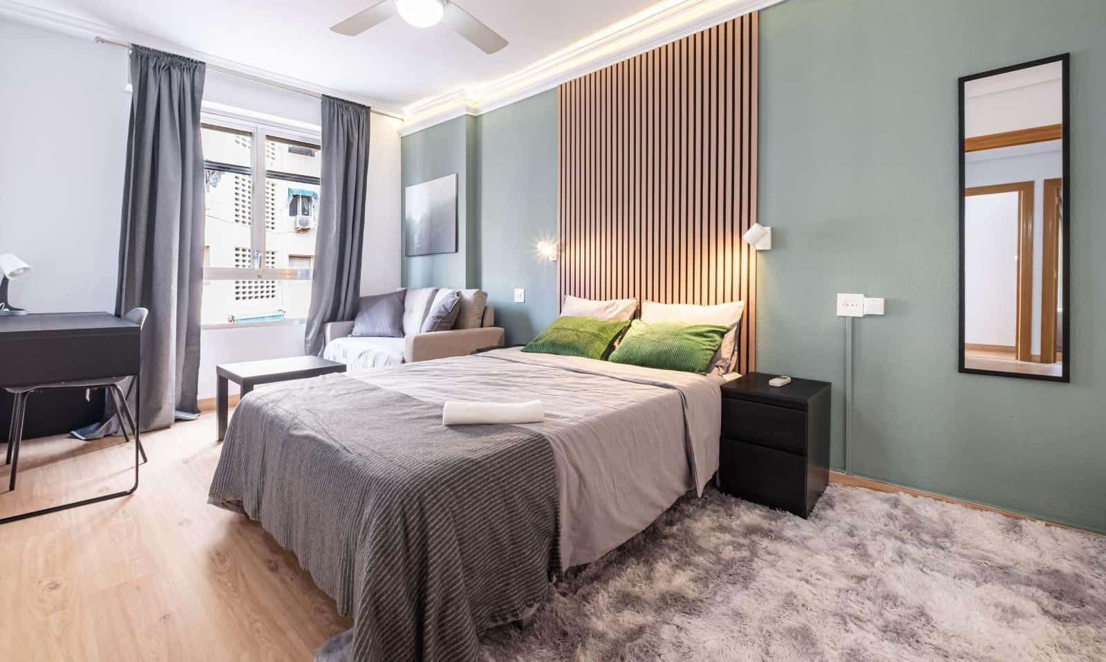 Double bed in Room in a shared 5-bedroom apartment for rent in Alicante, furnished