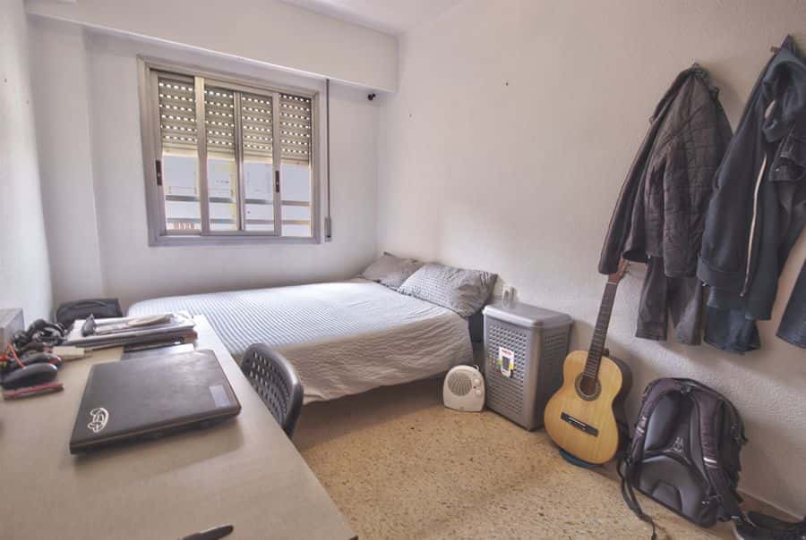 Habitación en piso de 7 habitaciones en Ciutat Jardi