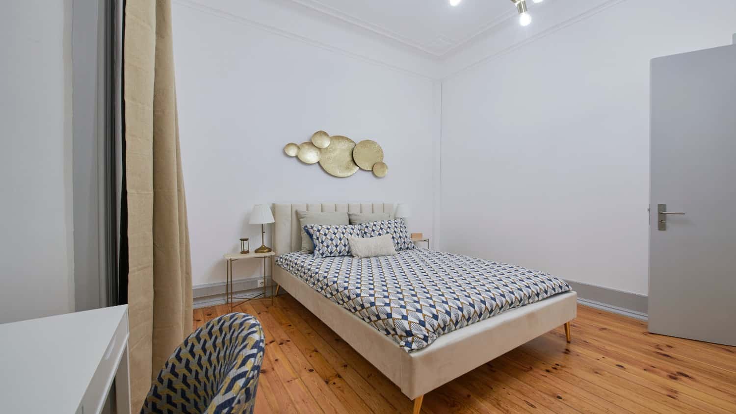 Room in Av. Duque de Ávila 20, 1000-177 Lisboa, Portugal