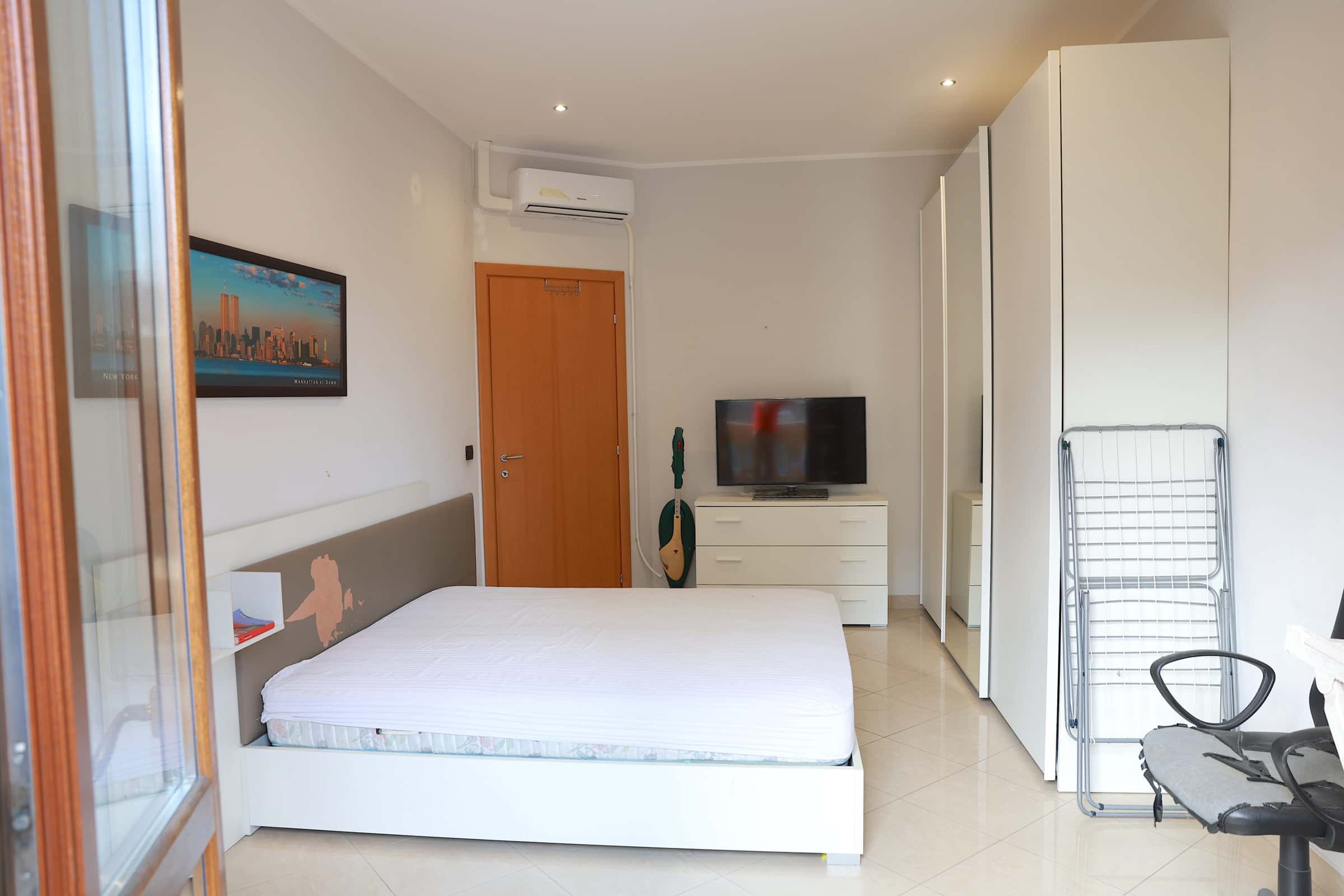 Chambre dans Via Gaspare Spontini, Torino pour 170 m² avec 2 chambres