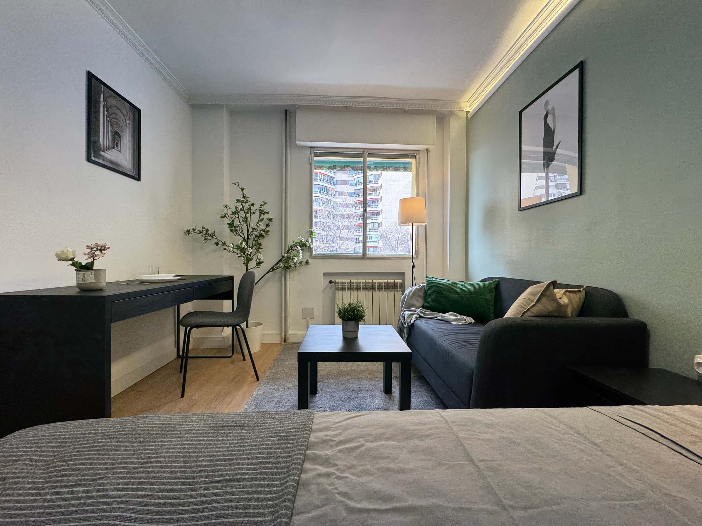 Zimmer in Plaza Villafranca de los Barros, Madrid für 100 m² mit 5 Schlafzimmer