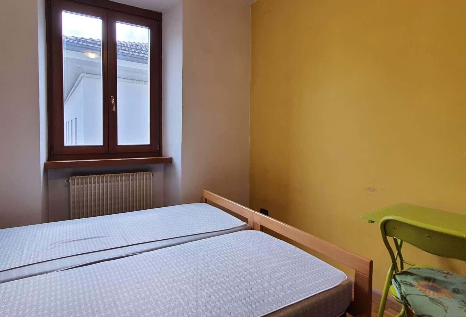 A9/S2 - stanza con due letti uniti in only 2-bedroom apartment in Centro Storico, Trento