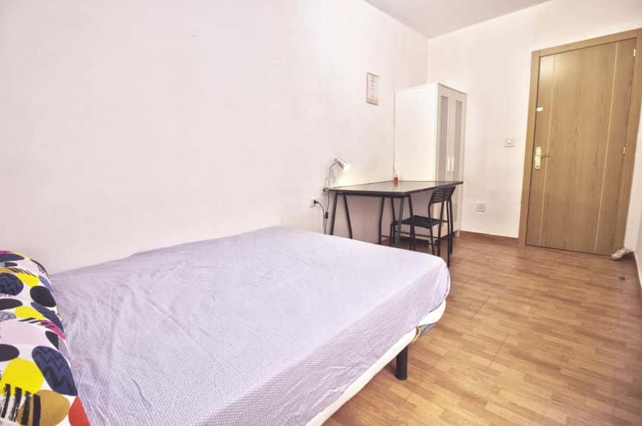 Habitación en piso de 4 habitaciones en Algirós