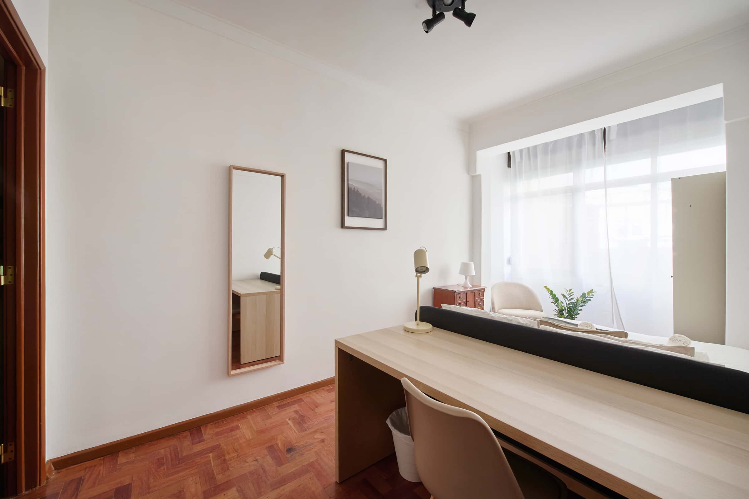 Room with private bathroom in a 4-bedroom apartment in Rua Gen. Leman, Lisbon - Room 1