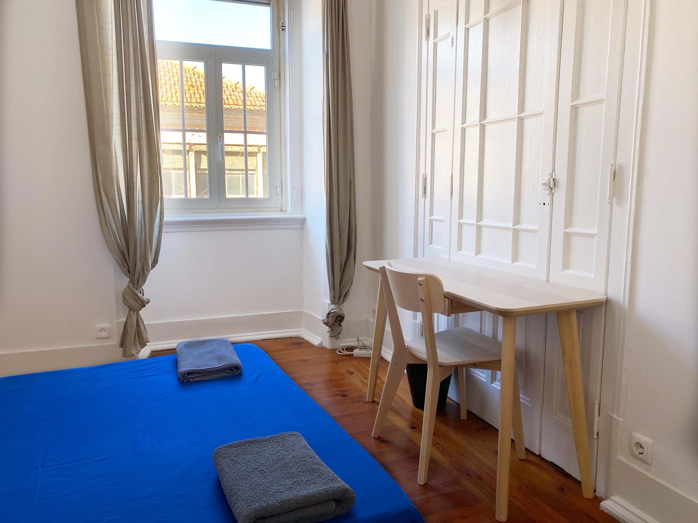 Bedroom in a 3-bedroom apartment in Rua Tenente Raul Cascais, Lisbon