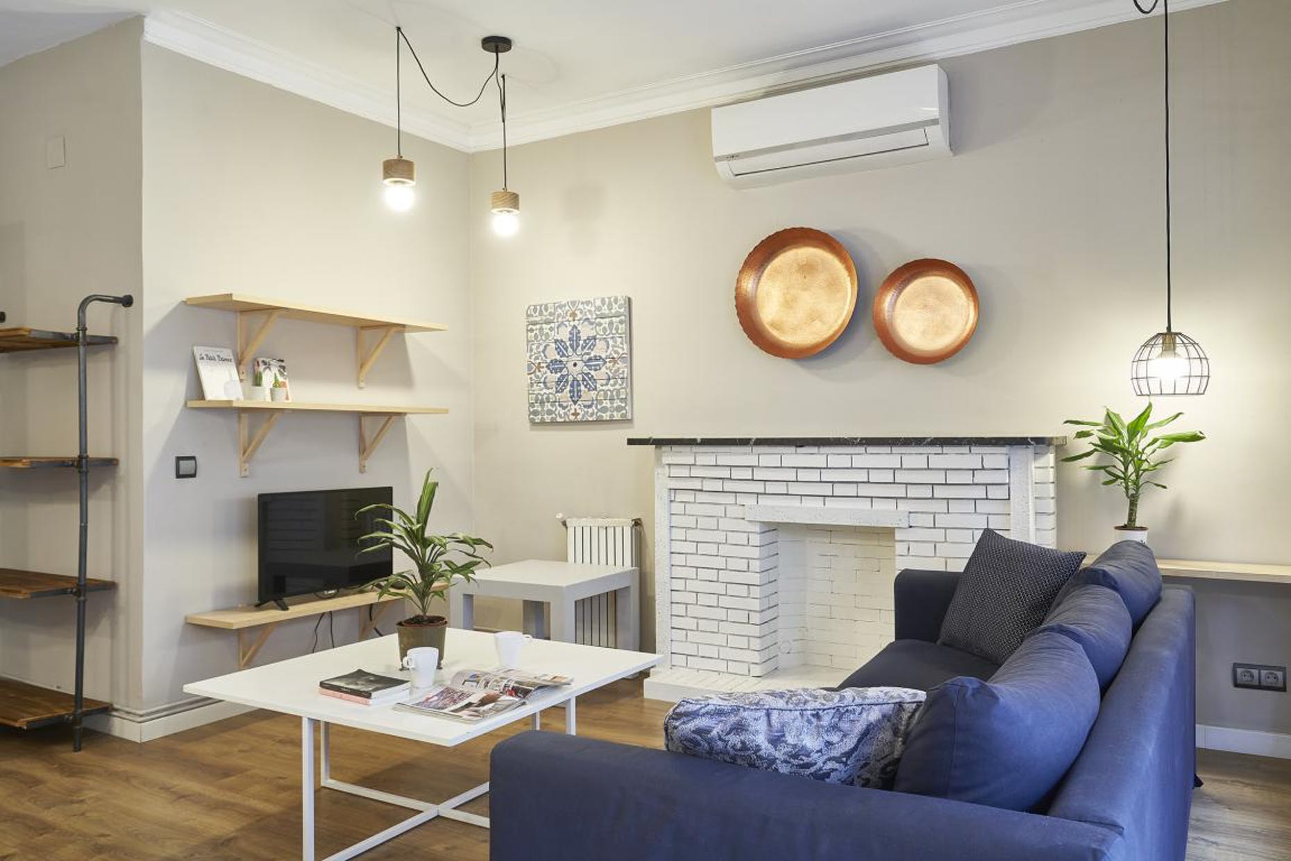 Spacious 3 bedroom flat with balcony in PobleSec, near Plaza España