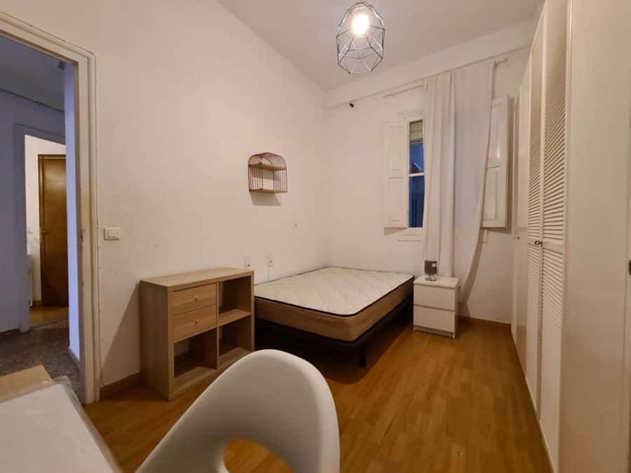 Habitación en piso de 4 habitaciones en Eixample