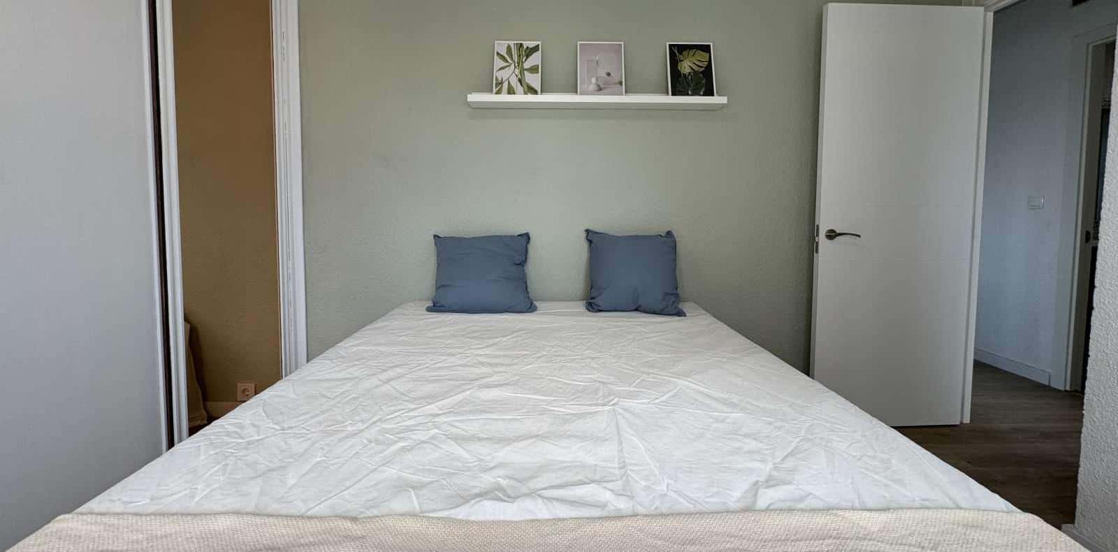 Double bed in Rooms for rent in 4-bedroom apartment in Ciudad Lineal