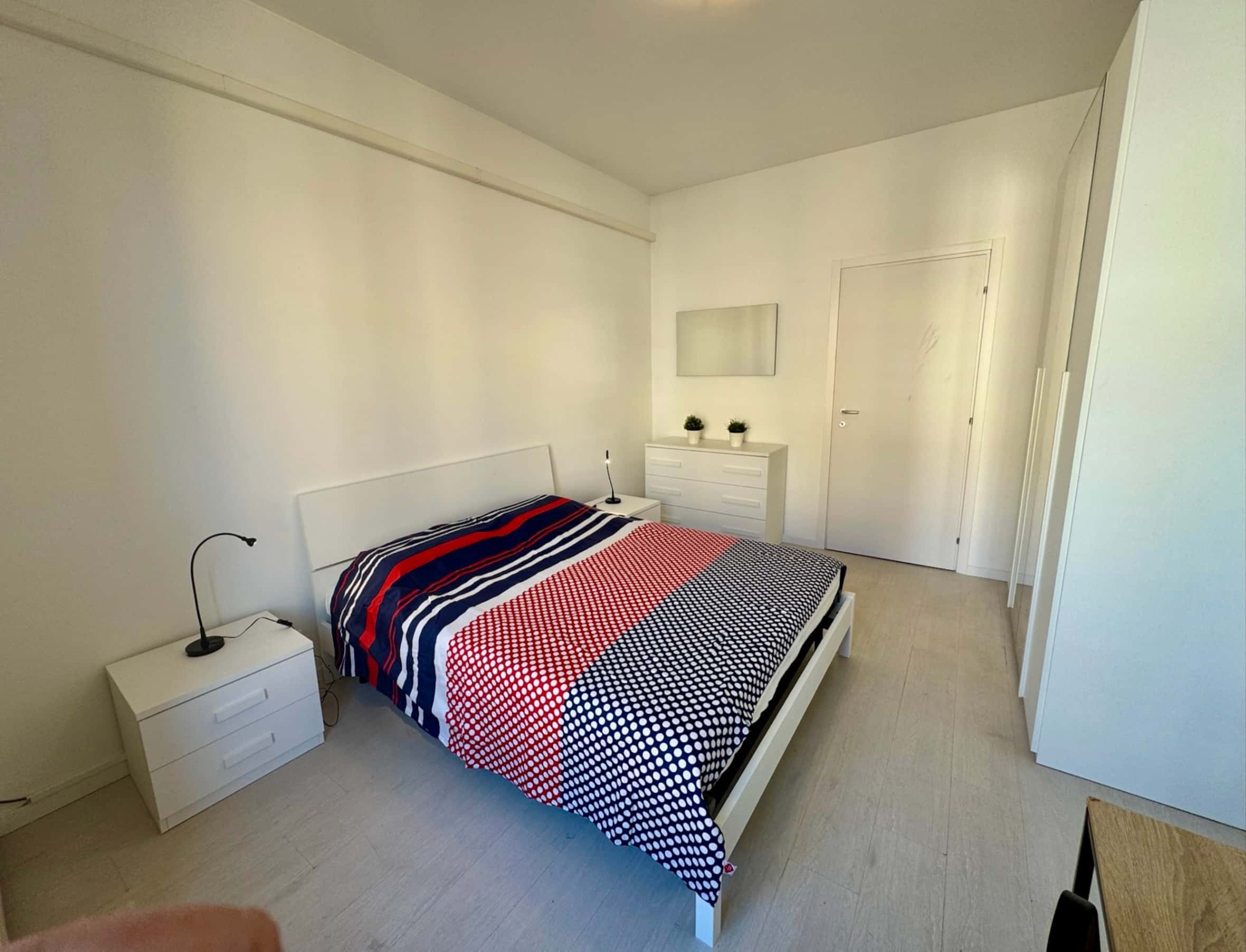 Stanza matrimoniale con balcone privato in Via Francesco Caracciolo 26, Milano, Italia