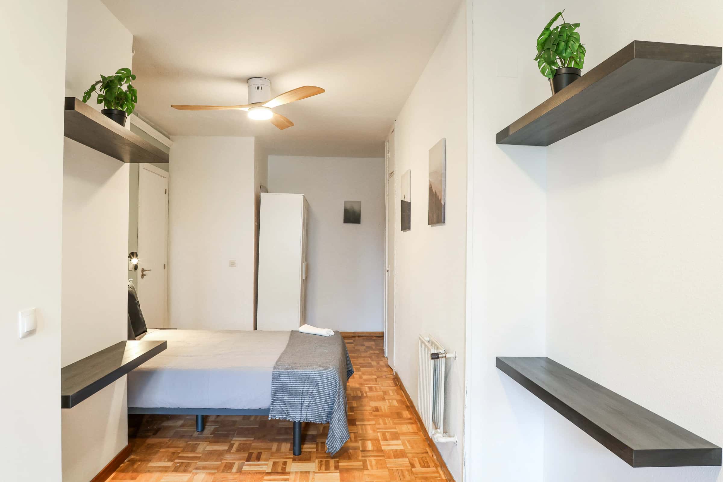 Chambre dans Calle de Santiago de Compostela, Madrid pour 120 m² avec 6 chambres