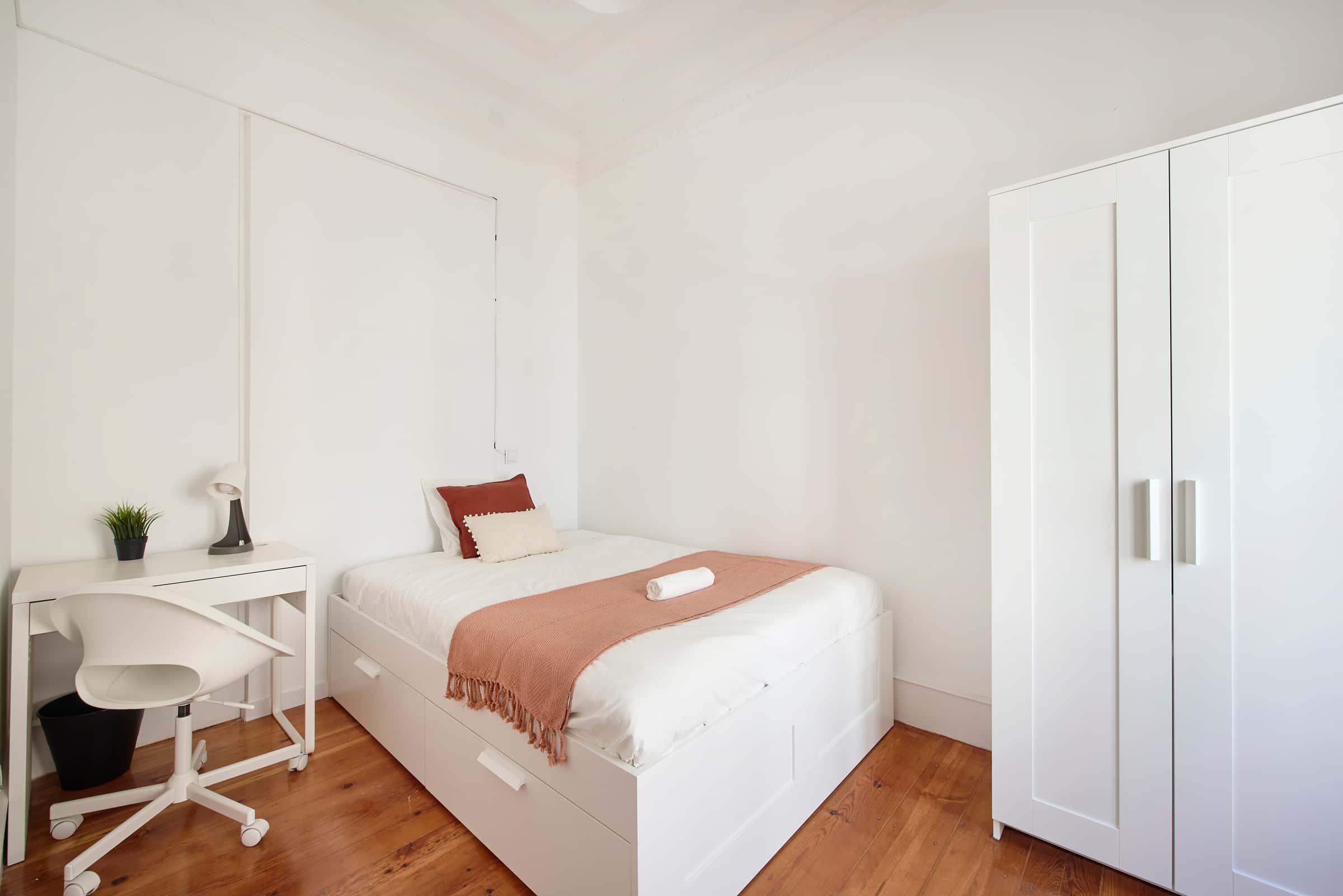 Bedroom in a 8-Bedroom Apartment in Rua Chaby Pinheiro, Lisbon - Room 1
