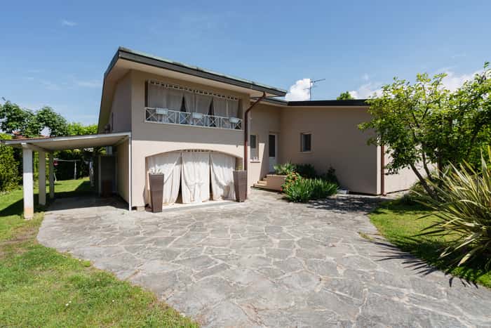 Listing photo thumbnail