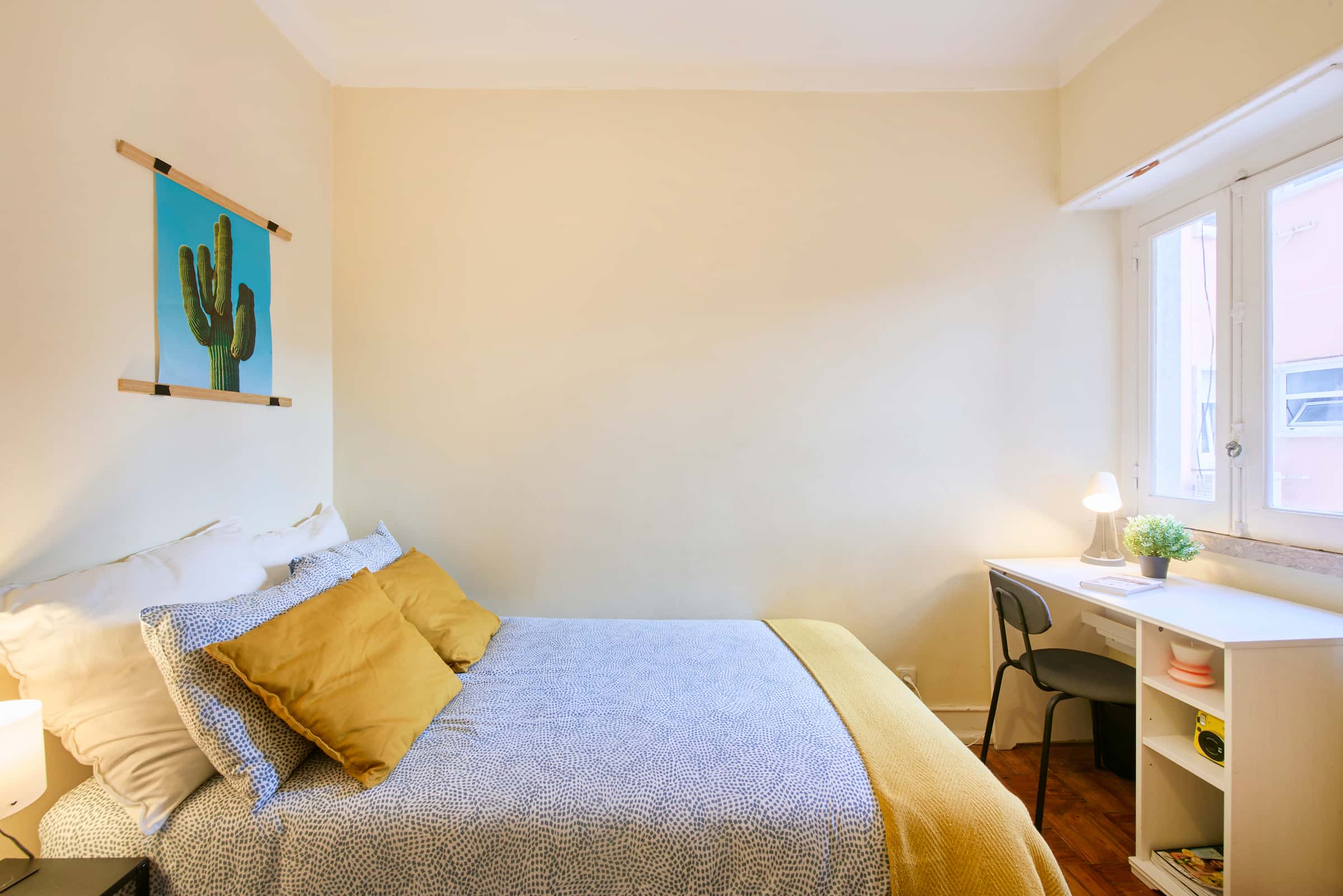 Bedroom with private bathroom in a 4-bedroom apartment in Lisbon - Room 1