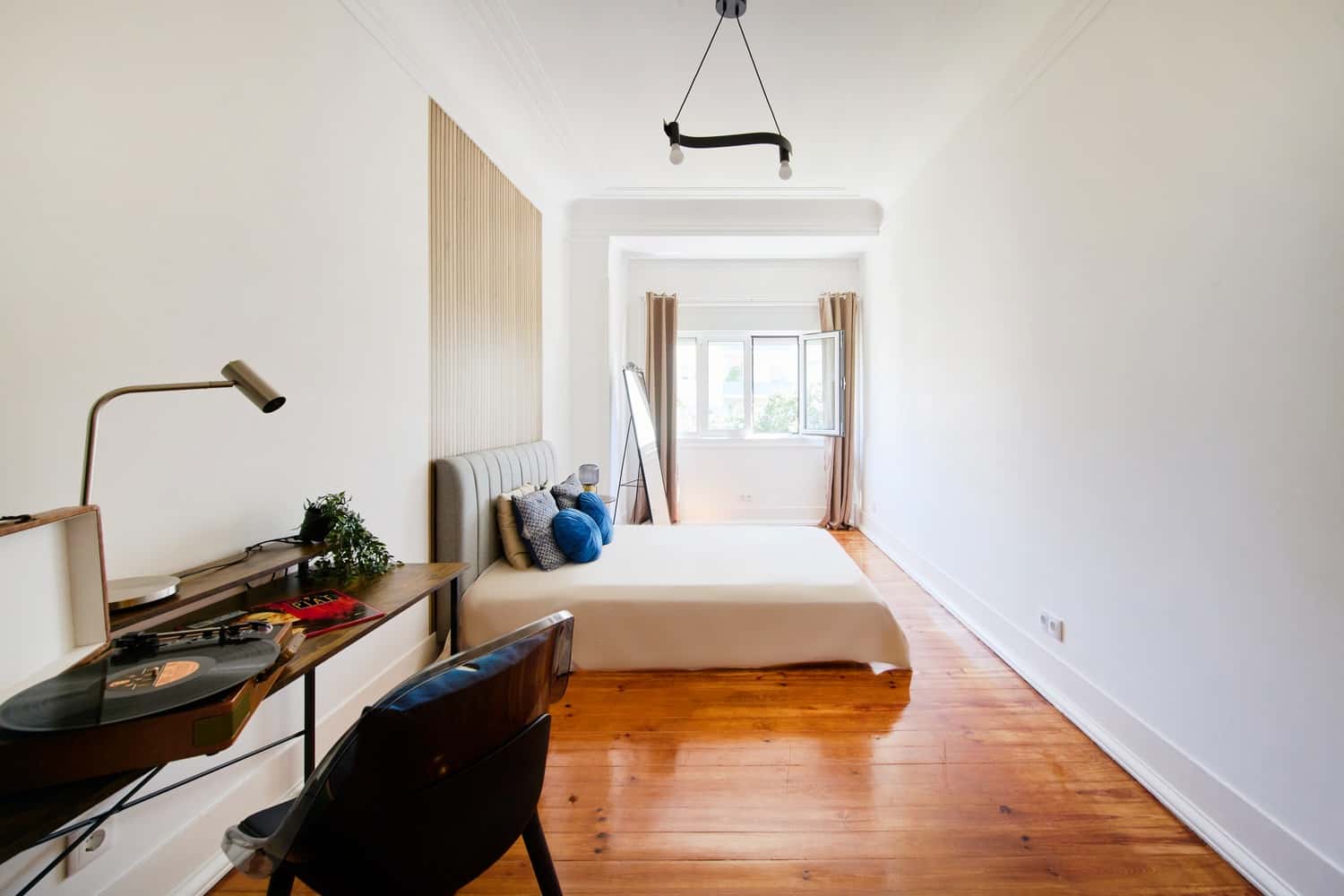 Room 3 - 89. Rua Afonso Lopes Vieira 47 2E