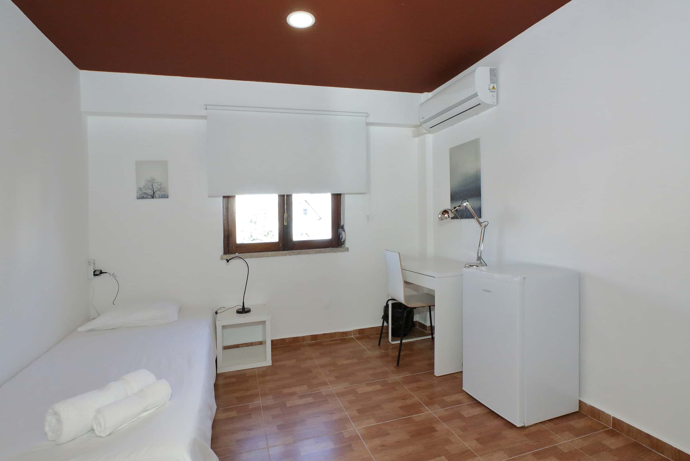 Room in Rua Ferreira Lapa, Lisbon (Students only)