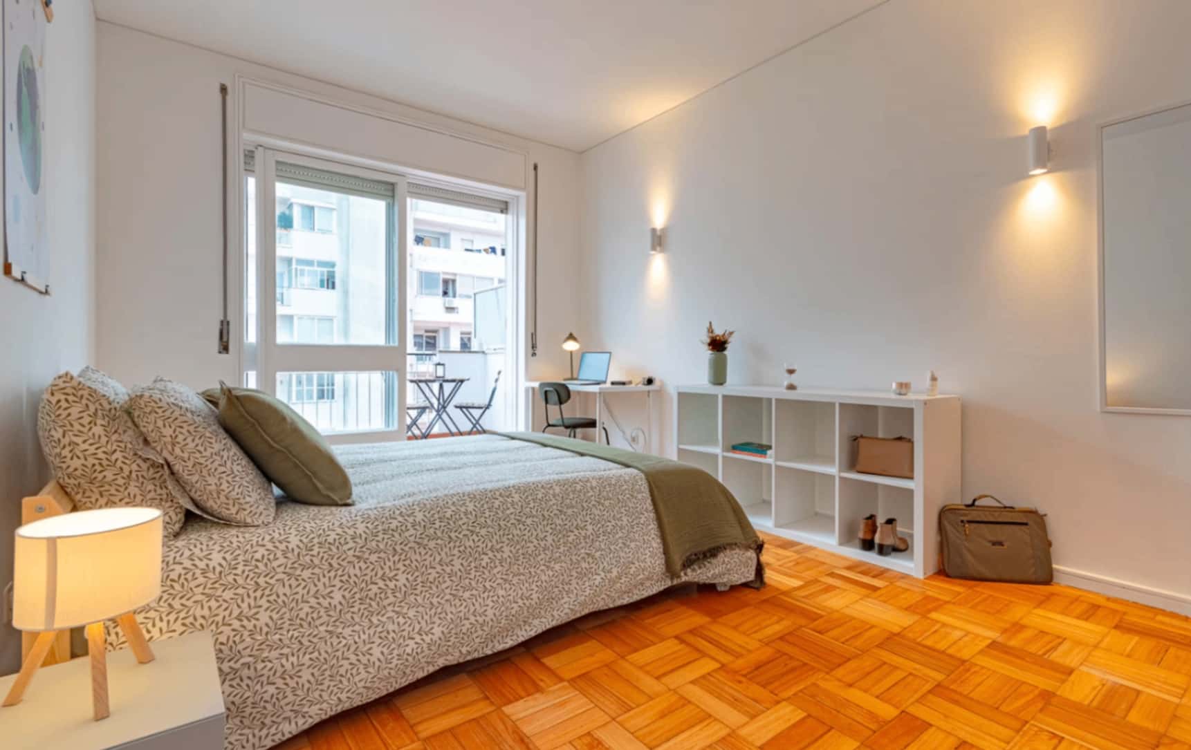 Double room with private balcony in a 4-bedroom apartment in Rua das Artes Gráficas, Porto - Room 2