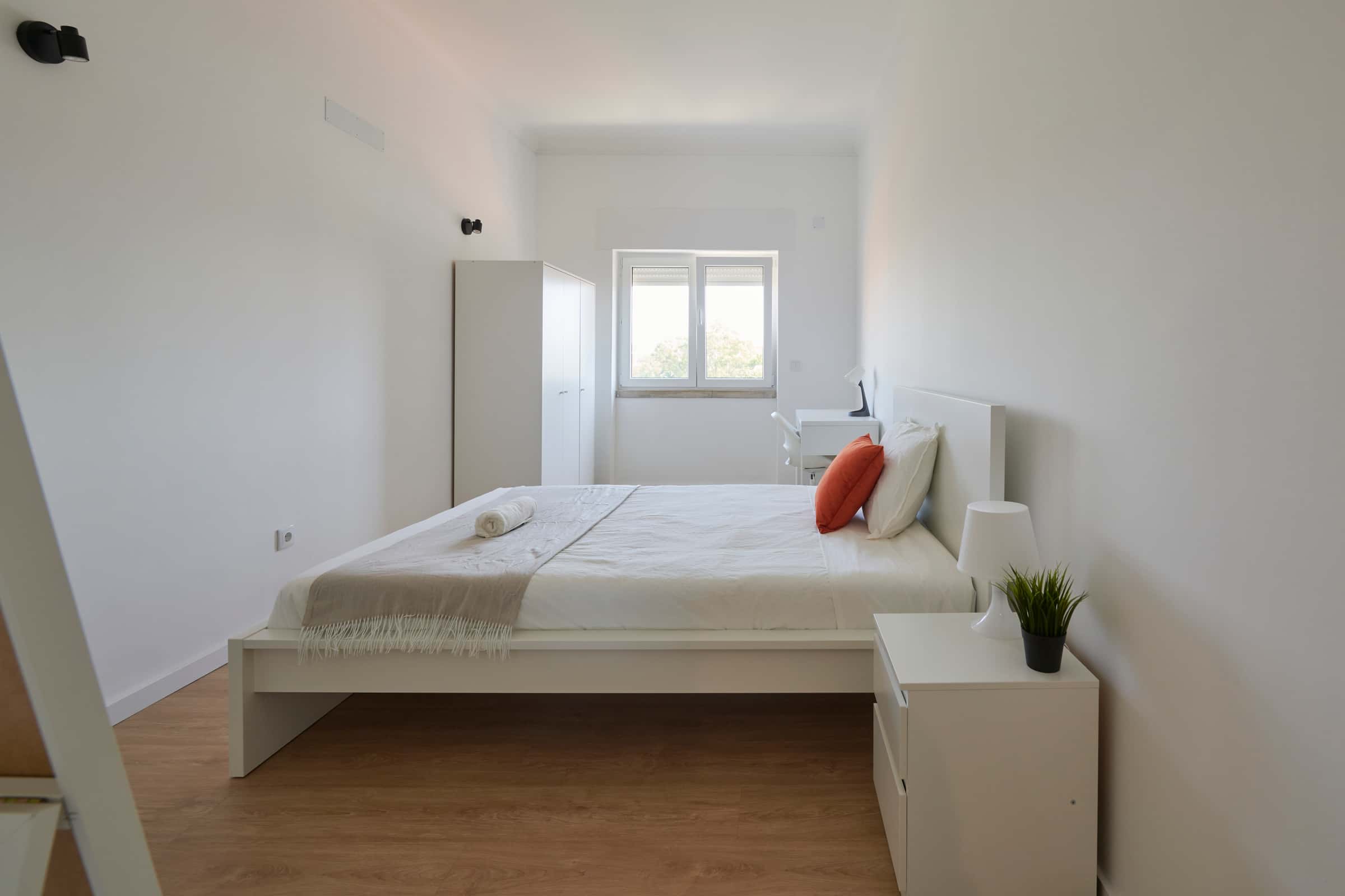 Bedroom with private bathroom in a 7-Bedroom Apartment in Rua Actor António Silva, Lisbon - Room 5