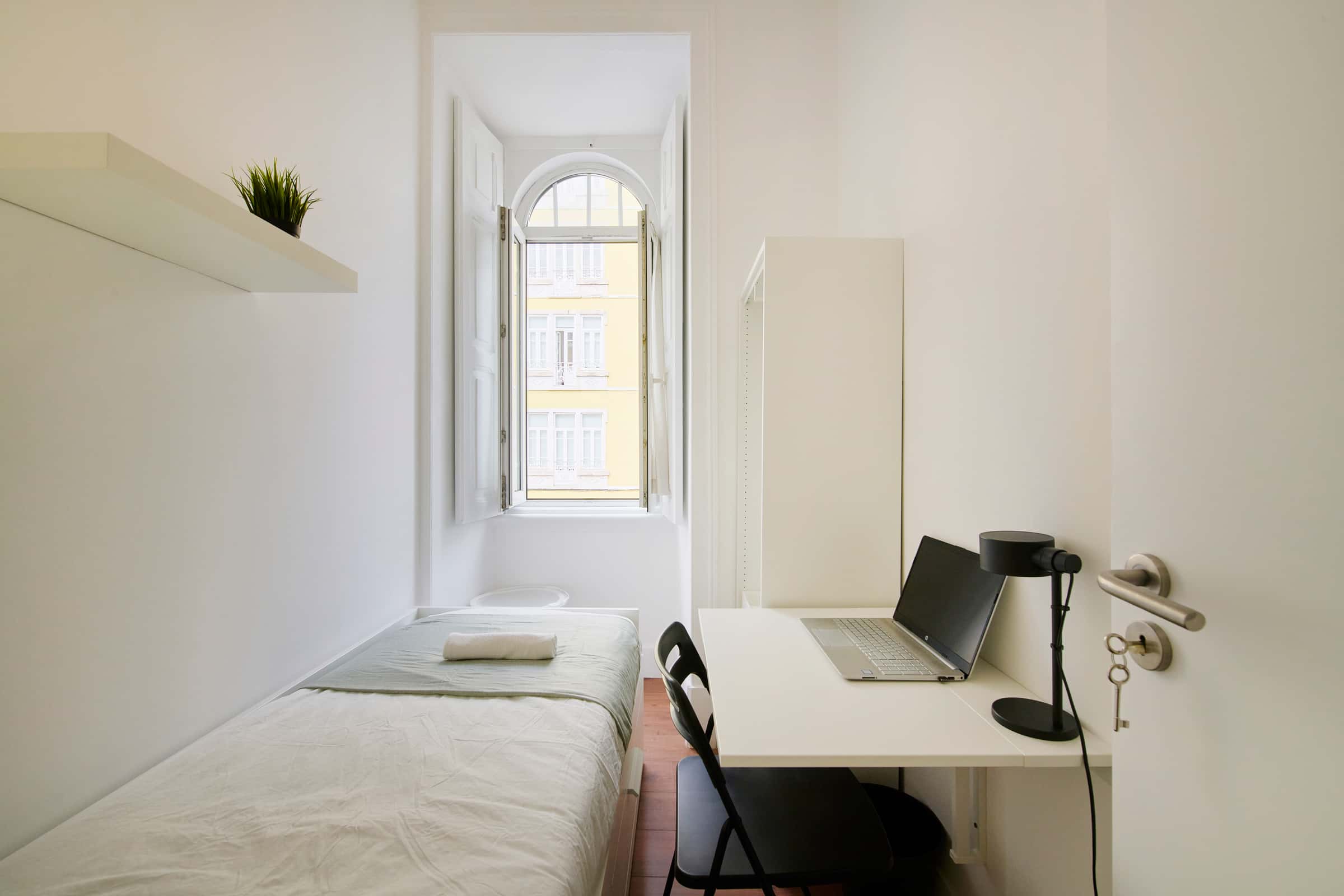 Bedroom in a 9-Bedroom Apartment in Rua Morais Soares, Lisbon - Room 7
