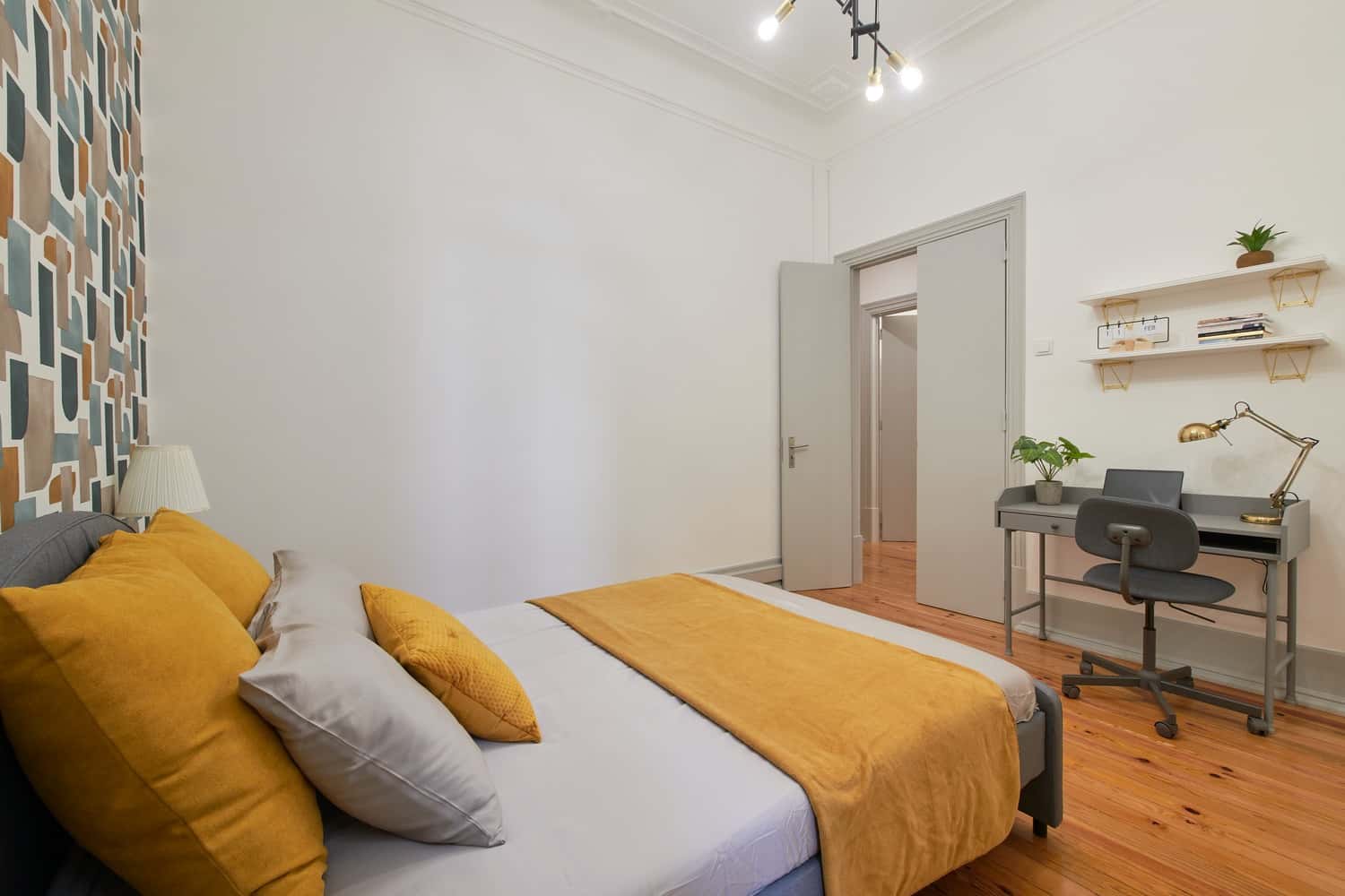 Room in Av. Duque de Ávila 20, 1000-177 Lisboa, Portugal