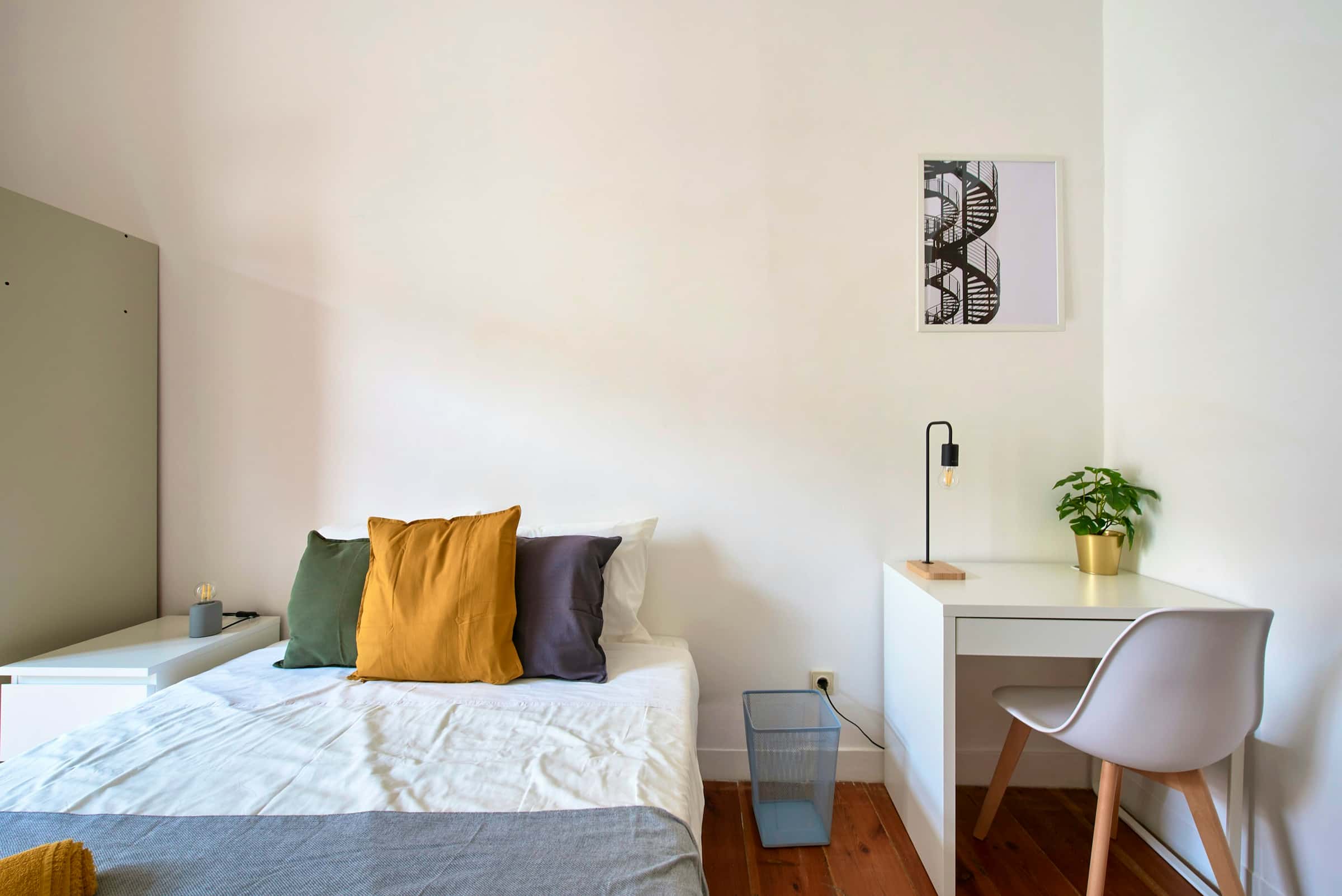 Bedroom in a 9-bedroom apartment in R. do Desterro, Lisbon - Room 3