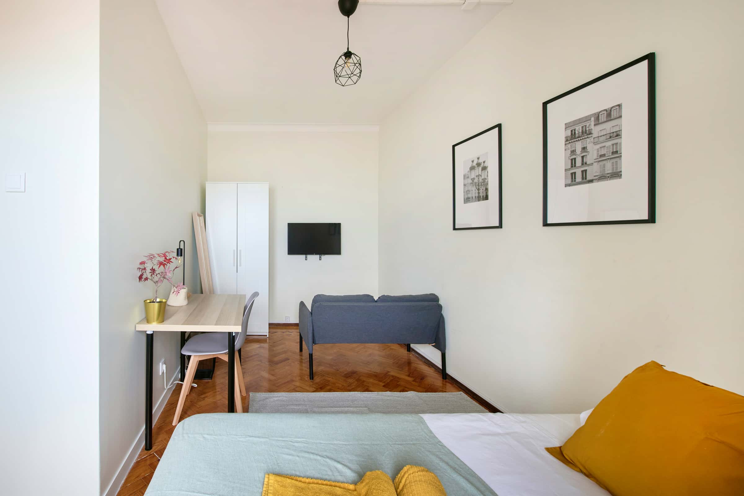 Bedroom in a 8-bedroom apartment in R. Diogo Couto, Lisbon - Room 8